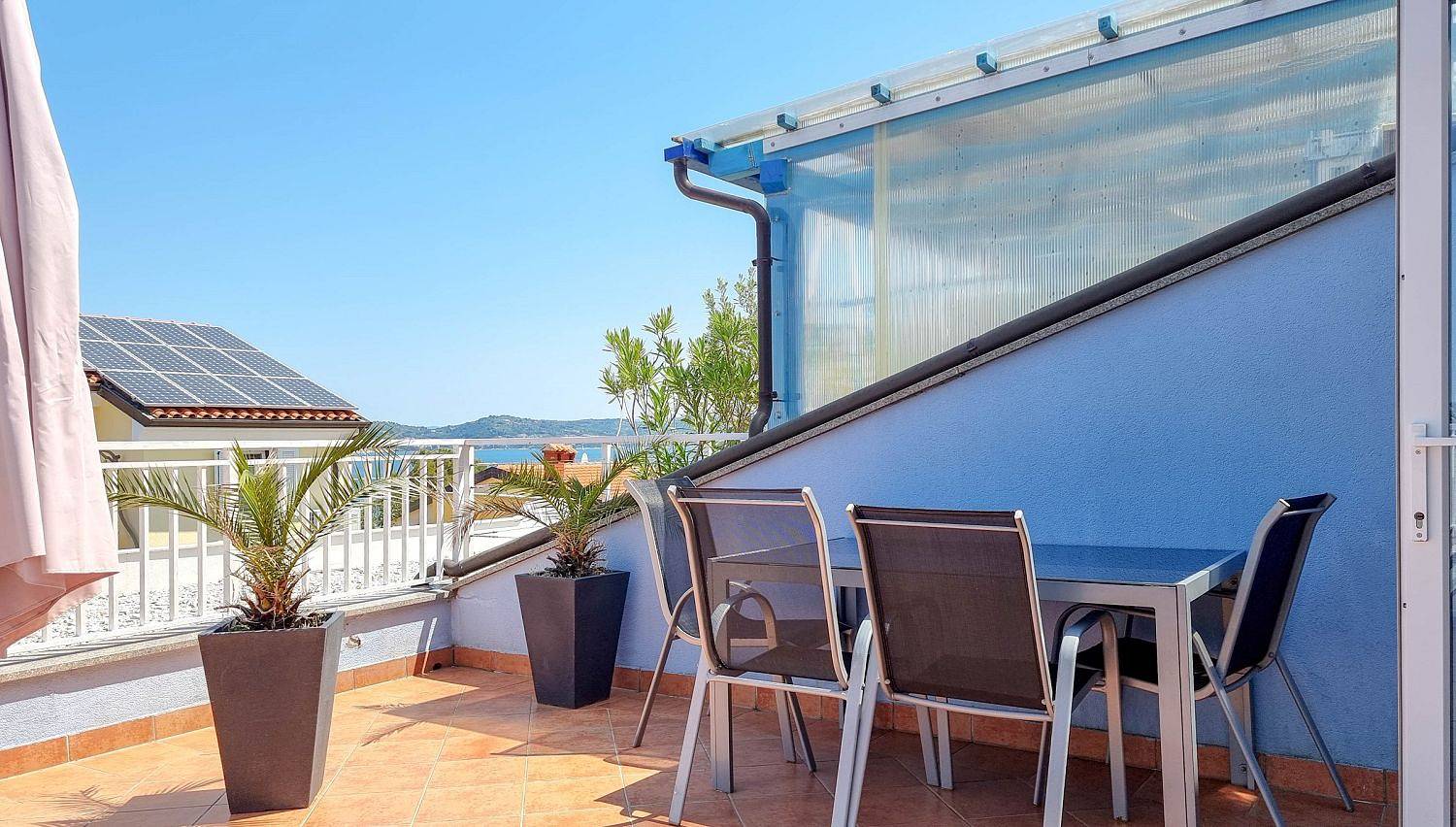 Ganze Wohnung, Helles Apartment nur 50 Meter zum Strand mit herrlichem Meerblick, Waschmaschine, Grill in Crveni Vrh, Umag und Umgebung