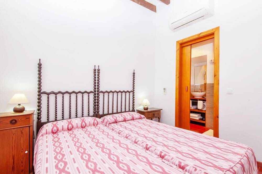 Awesome home in Consell with private swimming pool, can be inside or outside in Consell, Majorca Center