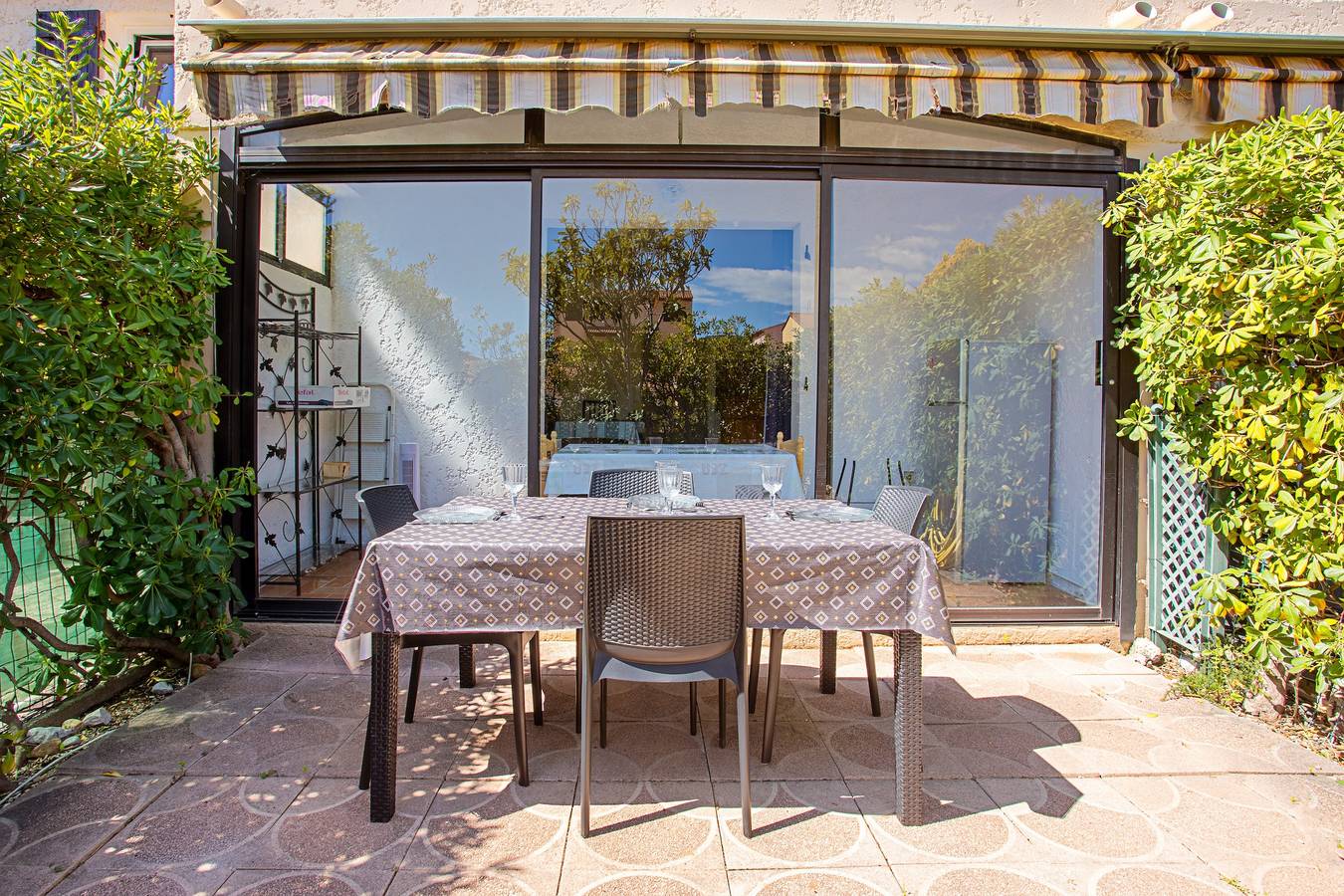 Apartamento entero, Apartamento 'Les Tulipes' con terraza privada, jardín compartido y Wi-Fi in Carqueiranne, Costa mediterránea (Francia)