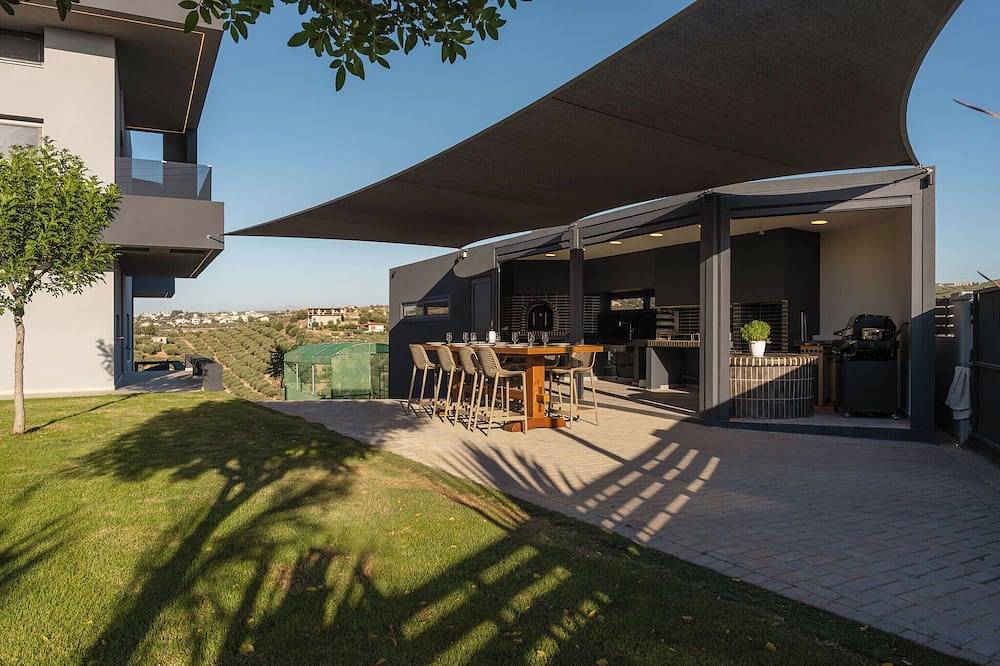 A Tranquil Gem with Panoramic Seaview & Easy Access to Heraklion Town in Iraklio-Heraklio region
