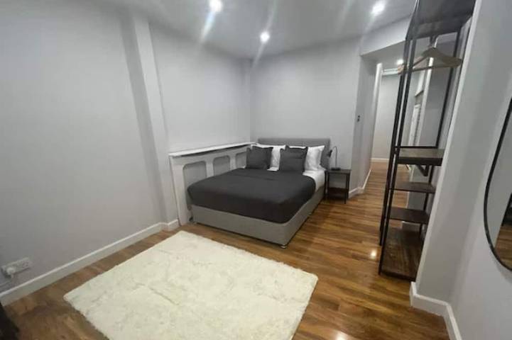 Ganze Wohnung, Contemporary Central Basement Private Apartment in Covent Garden, London