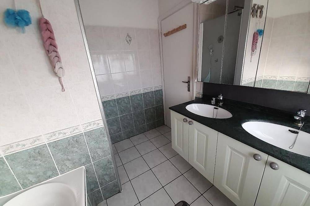 Belle maison  adaptée pour accueillir 8 personnes in Coudekerque-Branche, Côte des dunes de Flandres