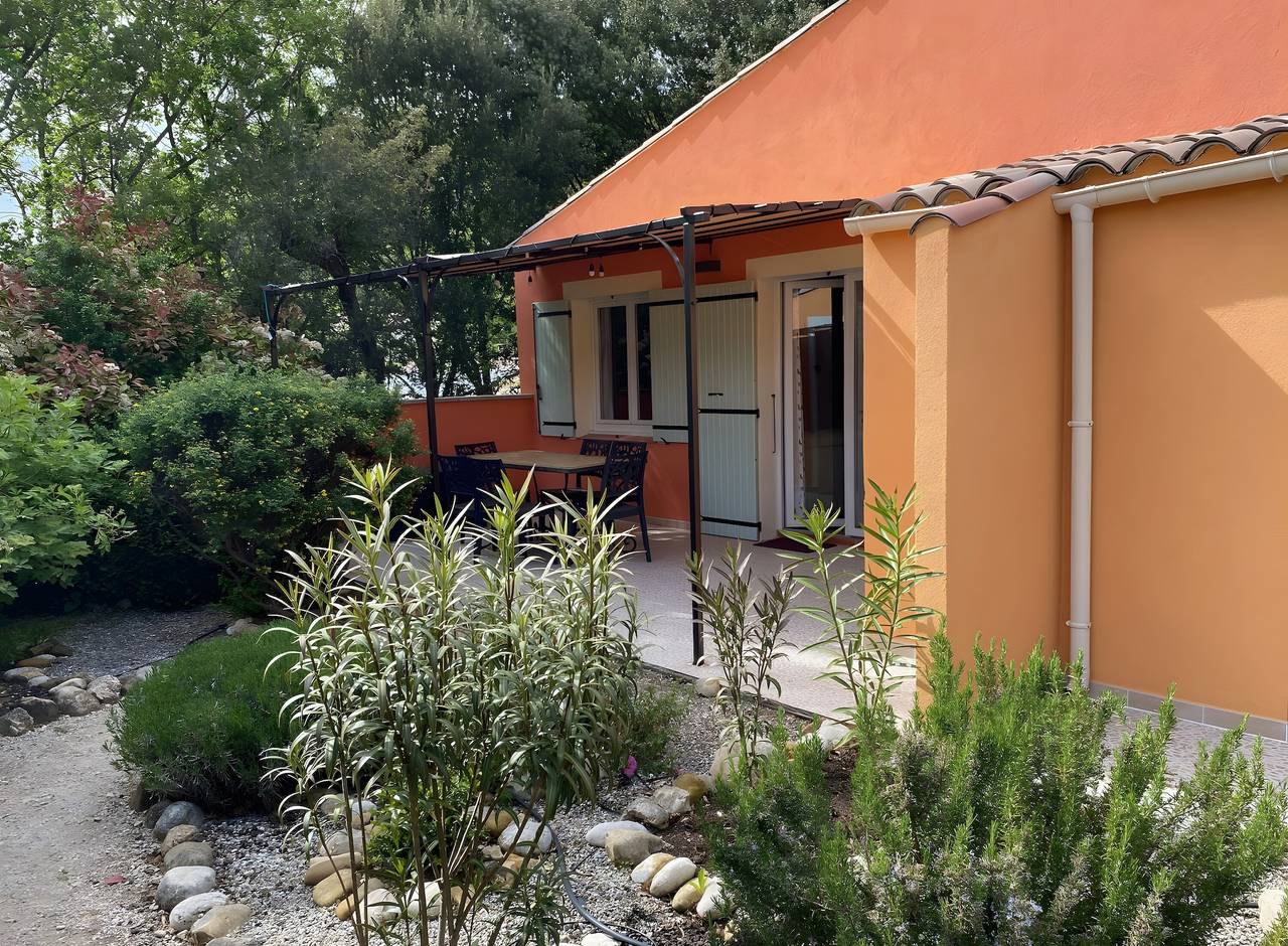 Gîte Cigales 2, Your Provençal Retreat in Le Petit Paradis in Allemagne-en-Provence, Verdon Regional Natural Park