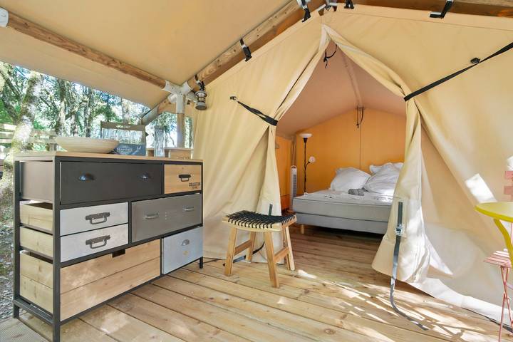 Glamping „Safari-Zelt“ mit Klimaanlage (Aufpreis), gemeinsamer Pool in Calviac-en-Périgord, Périgord Noir
