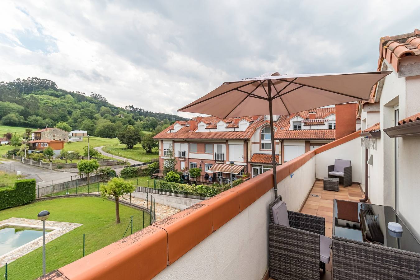 Apartamento entero, Apartamento 'Fabuloso' con vistas a la montaña, piscina compartida y Wi-Fi in Castañeda, Costa de Cantabria
