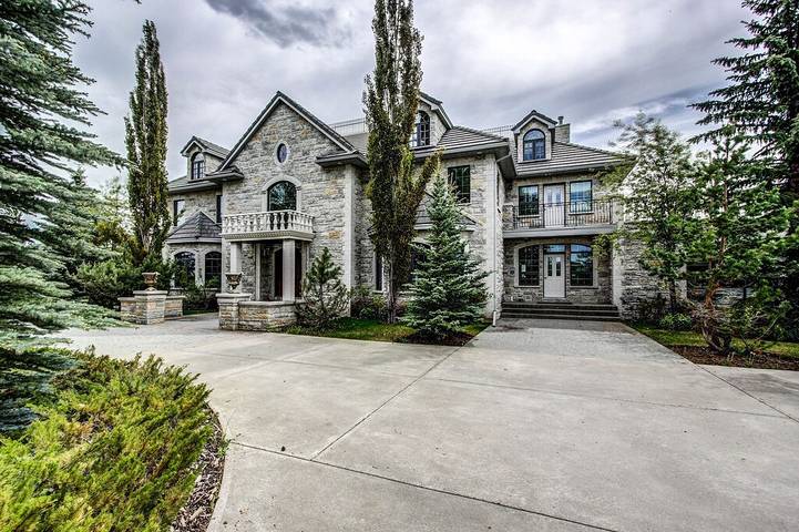 Vacation rental for 12 people, with hot tub and balcony as well as yard in Banff National Park