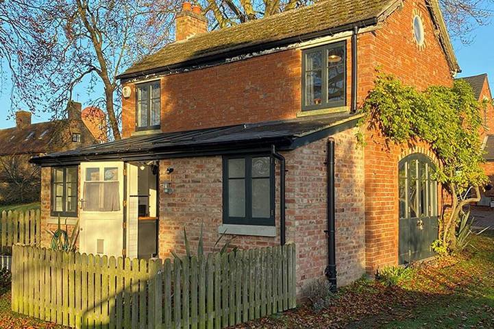 Cottage for 2 people, with garden, with pets in Northamptonshire