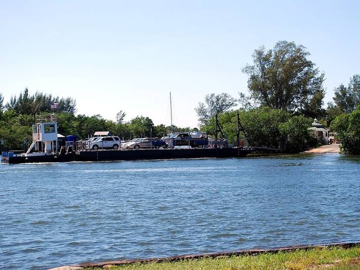 Vacation rental for 10 people, with yard in Little Gasparilla Island