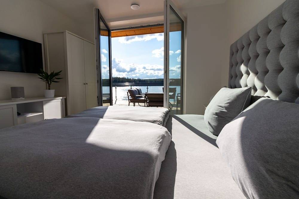 Exclusive and modern holiday home \"Lilla älg\" right on the lake 365 days a year! in Värmland