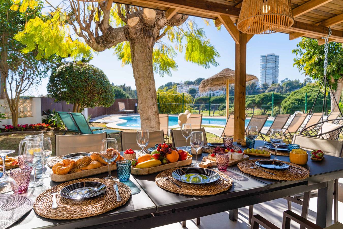 Ferienhaus für 15 Personen mit Meerblick in Las Chapas, Marbella