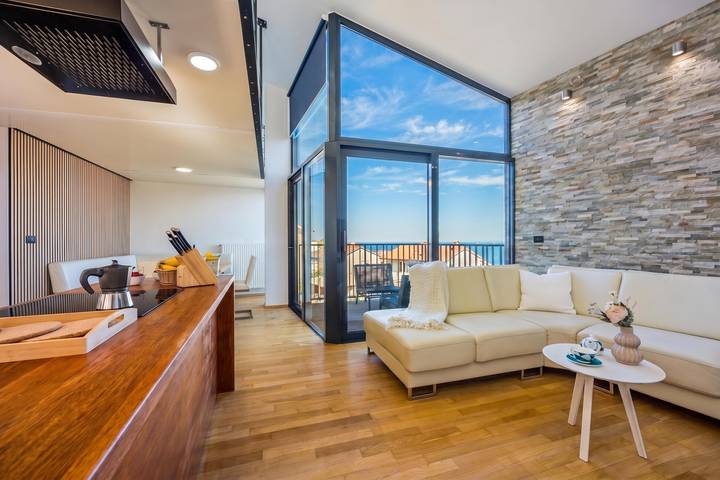Azure Adriatic Residence w/ Sea-View Balcony in Koper, Slowenische Riviera