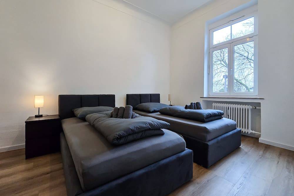 Entire apartment, Alpha Apartments: Comfy & Modern | 2Br, 4 Beds in Krefeld, Lower Rhine
