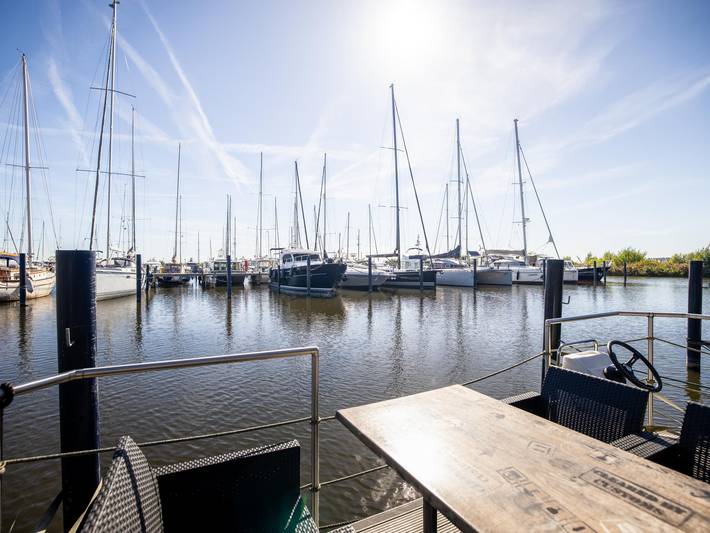 Houseboat in de jachthaven van Volendam in Volendam, Markermeer