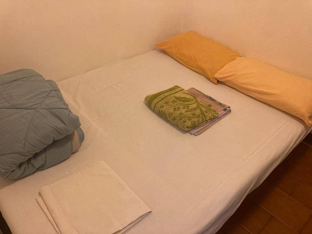 Cheerful Room, Sharing kitchen in a Cosy Family Art House, Ideal for one person or couple in San Remo, Commune de Sanremo