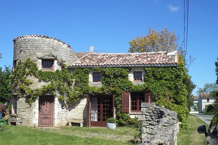 Gîte pour 6 personnes, avec jacuzzi et jardin à Balanzac