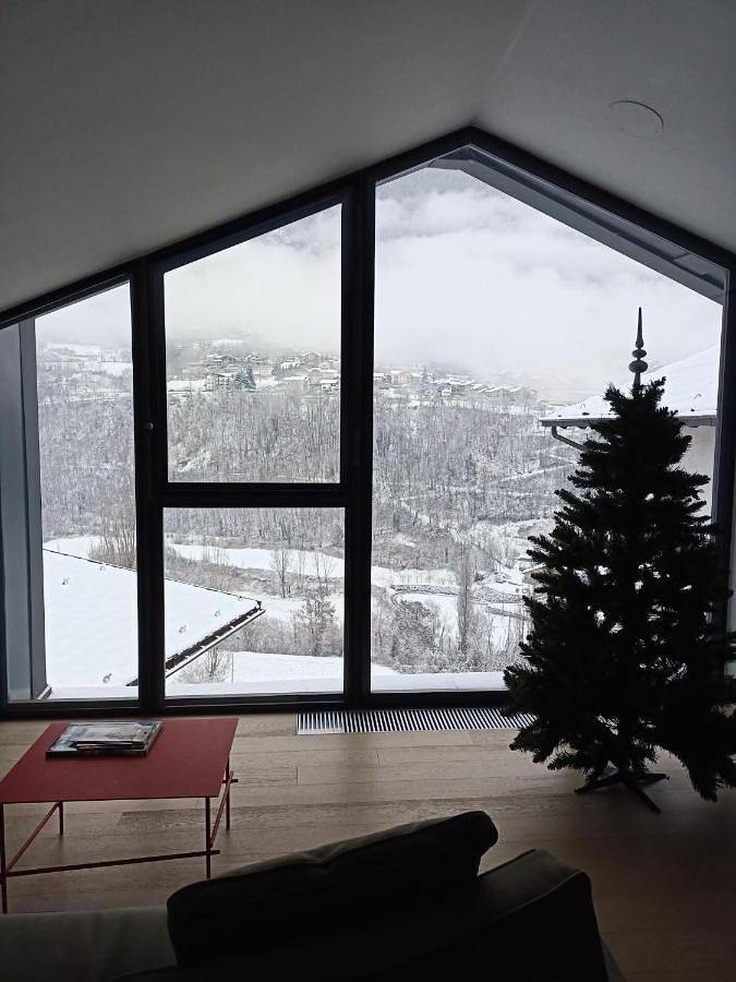 Gîte pour 2 personnes, avec vue et jardin dans Roisan