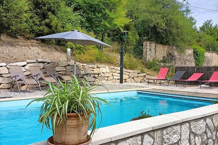 Gîte pour 4 personnes, avec terrasse ainsi que jardin et piscine