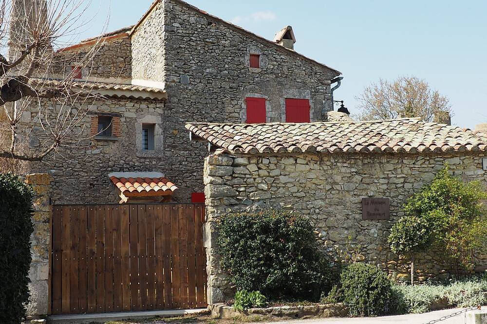 Village house, in local stone - in a listed village, quiet with courtyard. in Lussan, Nimes und Umgebung