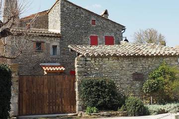 Gîte pour 4 personnes, avec terrasse et jardin à Lussan