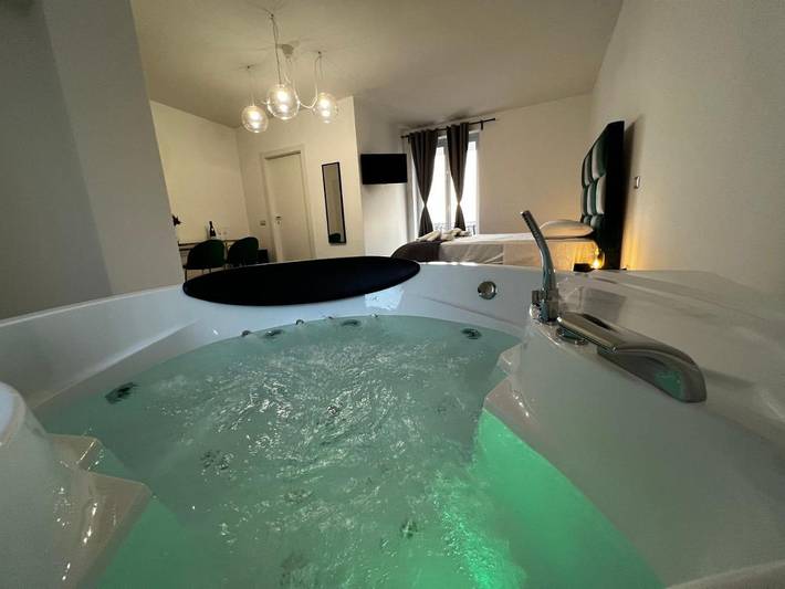 Albergo a gestione familiare per 2 persone, con giardino e piscina nonché idromassaggio - 1