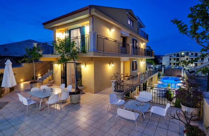 Ferienhaus für 22 Personen, mit Whirlpool und Garten in Ragusa