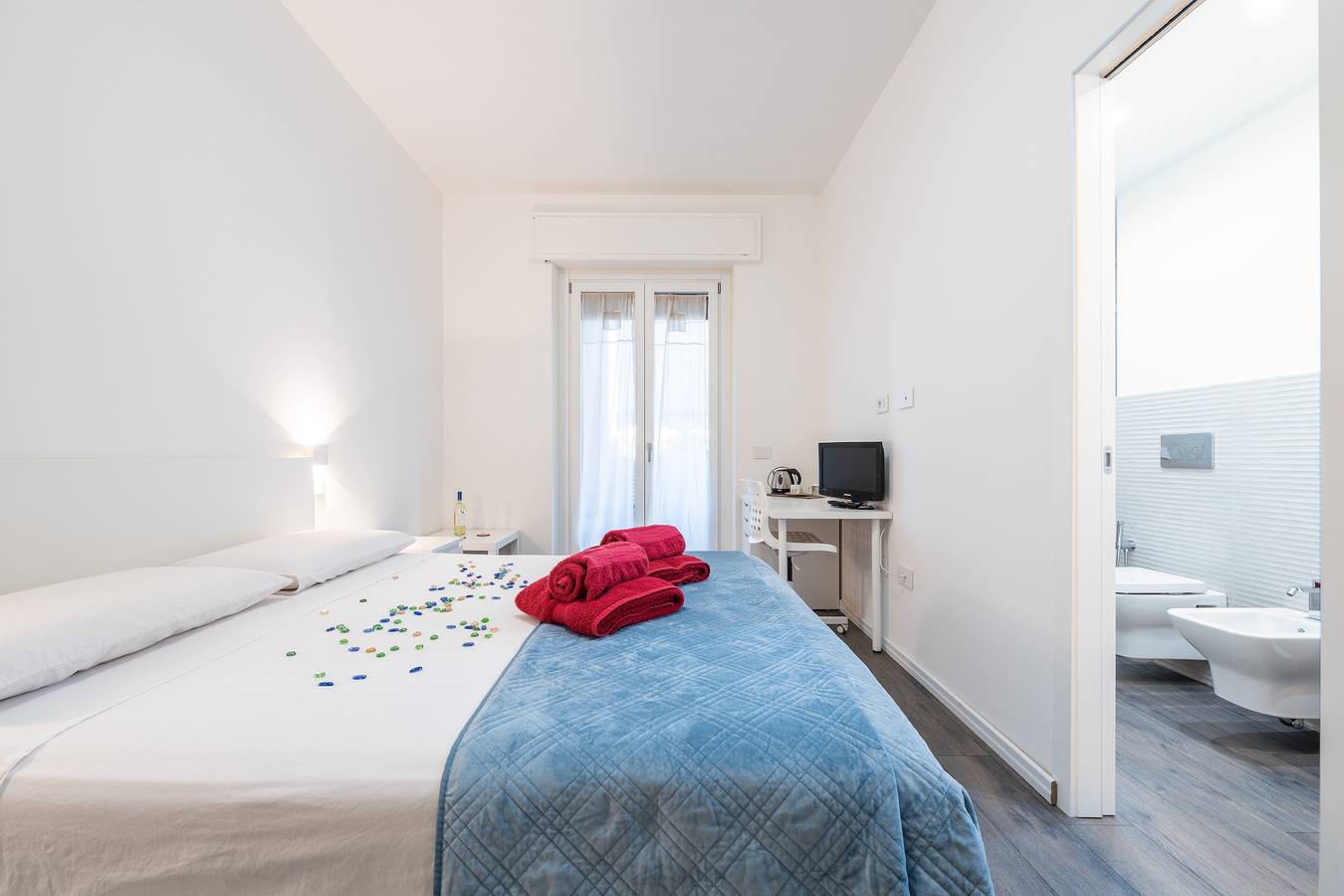 'Camera Matrimoniale Con Bagno' con Terrazza Condivisa, Wi-Fi e Aria Condizionata in Quartu Sant'Elena, Campidano