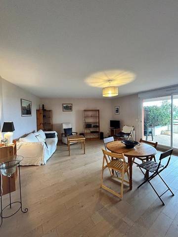 Gîte pour 4 personnes, avec terrasse ainsi que piscine et vue à Seilh