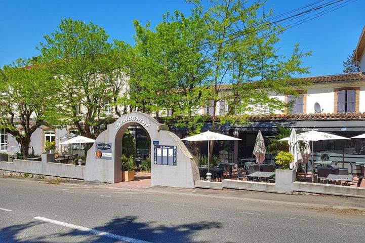 Hôtel, avec Terrasse ainsi que Jardin et Piscine