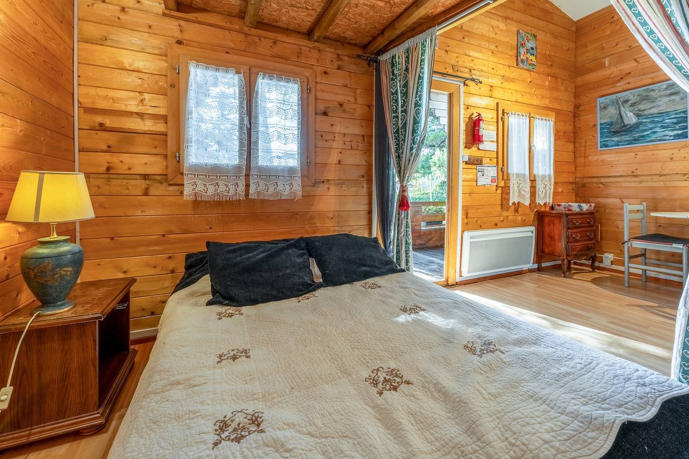 Chalet „Gîte“ mit privatem Pool, Wlan und Klimaanlage in Saint-Paulet-de-Caisson, Nimes und Umgebung