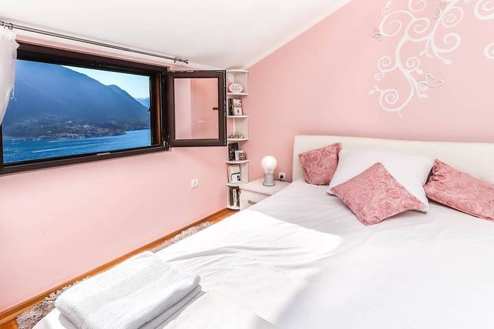 Appartement entier, Appartement Sea View est de 70 mètres carrés avec un design moderne et une vue imprenable. in Dobrota, Bay of Kotor
