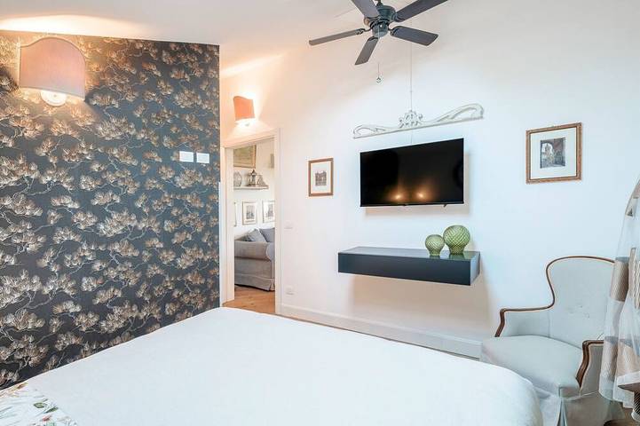 Appartement entier, IIl Gelso del Garda Luxury Suite with pool, gym, turkish bath in Castelnuovo del Garda, Montagnes autour du lac de Garde