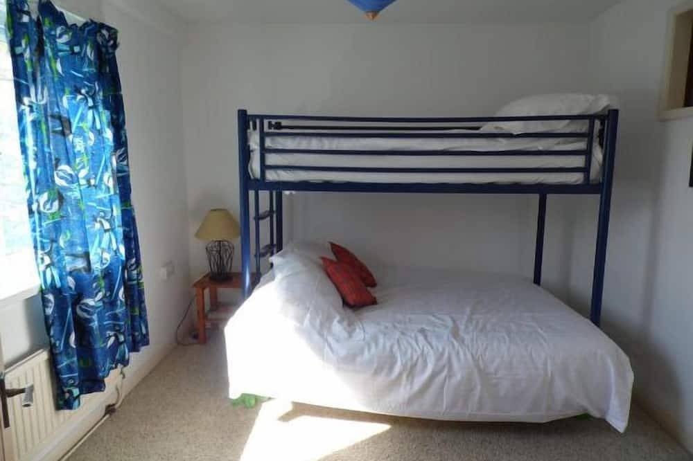 Secluded beachside 4 bed house, family & dog friendly, stunning creek views in Pembrokeshire