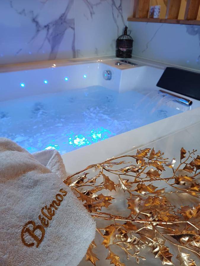 Hôtel pour 4 personnes, avec Terrasse et Jacuzzi ainsi que Jardin et Piscine