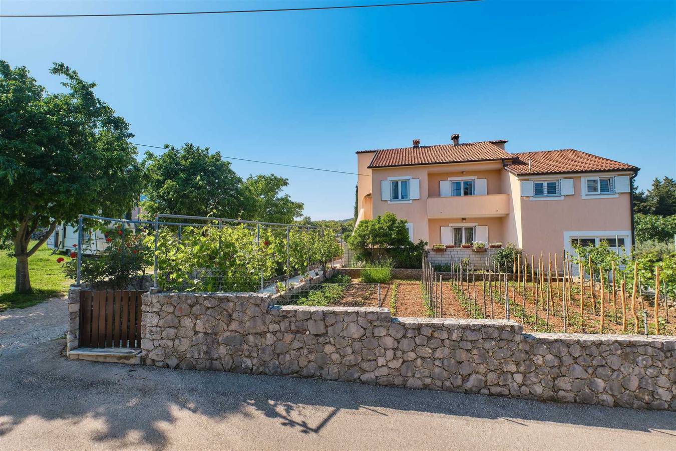 Ganze Wohnung, Apartment mit 2 Schlafzimmern und Platz für 5 Personen mit privatem Parkplatz in Nerezine, Lošinj