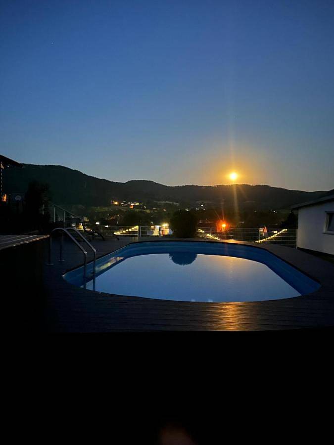 Ferienwohnung für 4 Personen, mit Terrasse und Garten sowie Pool und Ausblick in Plaue