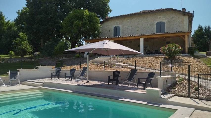 Gîte pour 12 personnes, avec jardin ainsi que piscine et terrasse