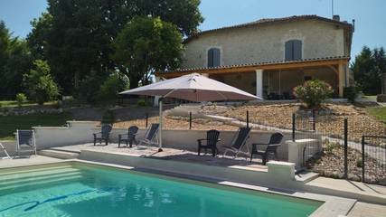 Gîte pour 12 personnes, avec terrasse ainsi que piscine et jardin à Bertric-Burée