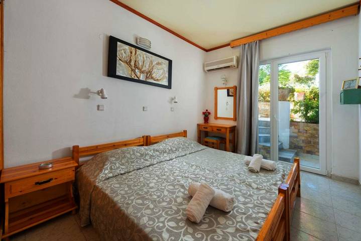 Location de vacances pour 2 personnes, avec vue ainsi que piscine et jardin, adapté aux familles à Faliráki - 4