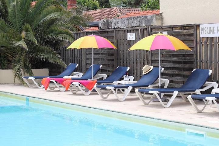 Hôtel pour 2 personnes, avec Terrasse ainsi que Jardin et Piscine