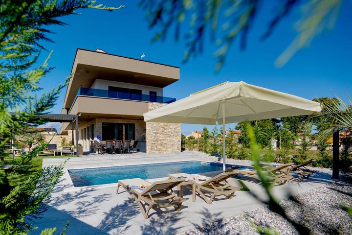 Villa for 8 personer, med have og jacuzzi samt sauna i Istrien