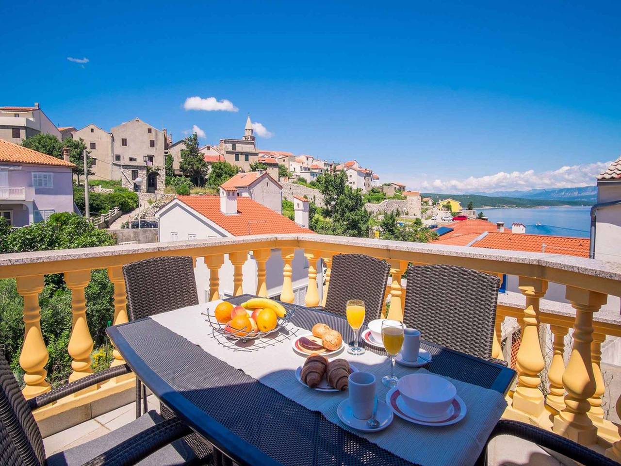 Ganze Ferienwohnung, Ferienwohnung mit Balkon und Klimaanlage in Vrbnik, Krk