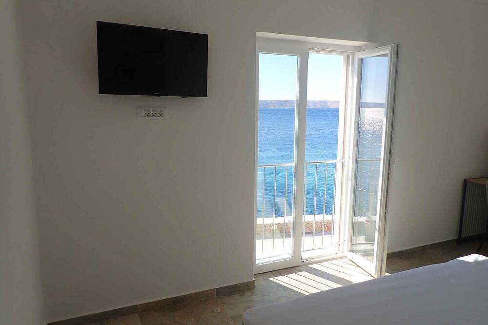 Holiday home right by the sea in Lukovo Šugarje, Kvarn land