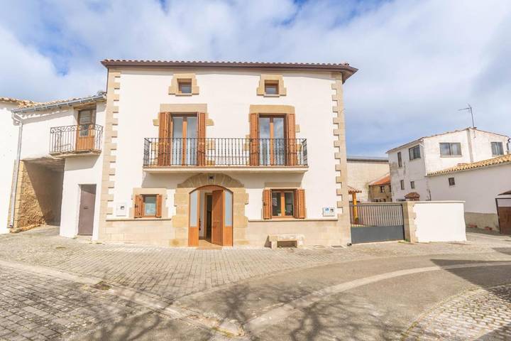 Casa rural para 6 personas, con jardín y vistas en Biurrun-Olcoz