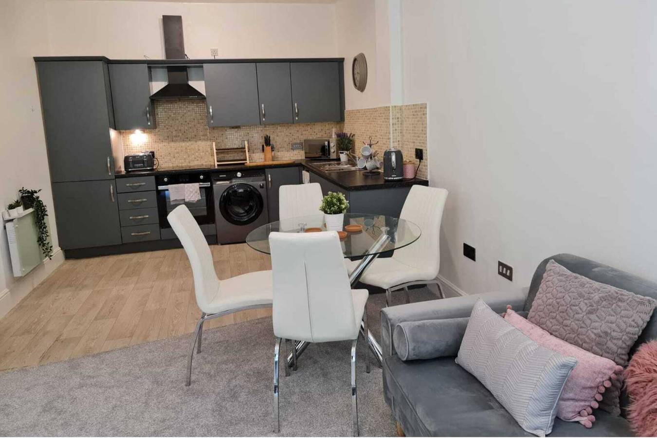 Entire vacation apartment, 2 Bed Woodland Retreat - Garden & Free Parking in West Yorkshire