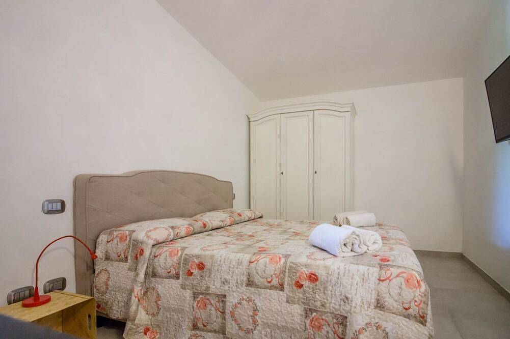 Entire apartment, A charming and spacious 85 square meters terraced house, perfect for four people, located on the ground floor of a condominium.The property is located in Porto Cervo, one of Sardinia's most charming towns, just 650 meters from the famous Piazza.The accom in Arzachena, Costa Smeralda