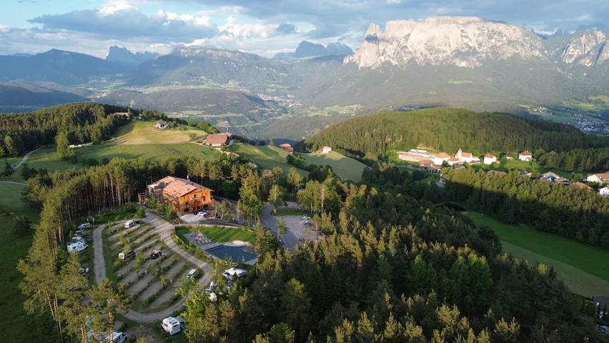 Ferienwohnung für 10 Personen, mit Balkon und Terrasse sowie Whirlpool und Pool in Ritten