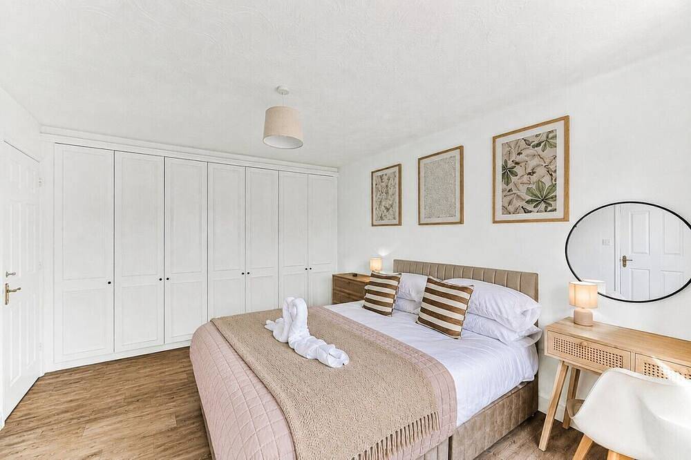 The Wiltshire •  Detached 5Br House • Driveway Parking • Work Space • Smart Tvs • By Yoko Property in Milton Keynes, Südostengland