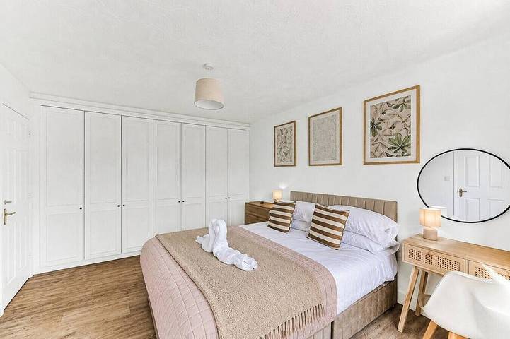 The Wiltshire •  Detached 5Br House • Driveway Parking • Work Space • Smart TVs • By Yoko Property in Milton Keynes, Südostengland