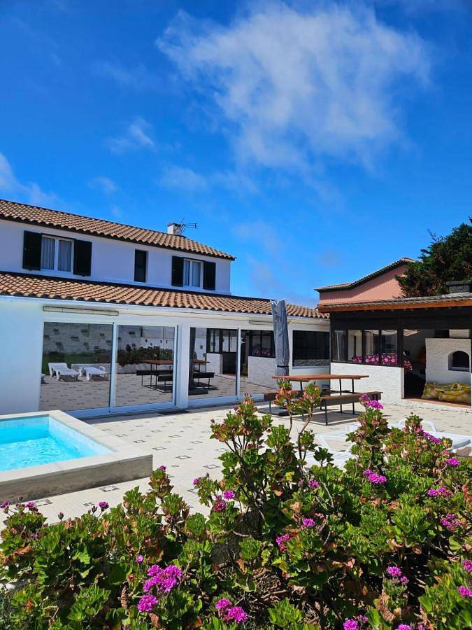 Pousada para 10 pessoas, com piscina e jardim nos Açores