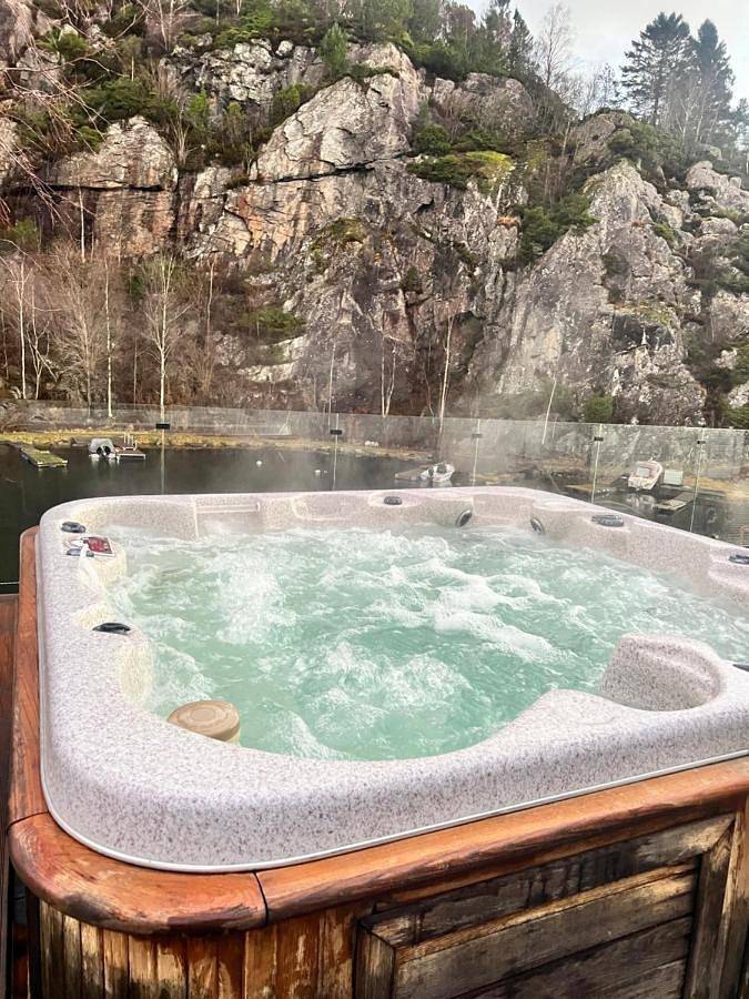 Ganze Wohnung, Aurora Bliss - Waterfront Jacuzzi & Sauna near Bergen in Askøy
